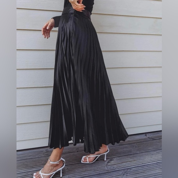 Black Pleated Flowy MIDI Skirt - Picture 4 of 5